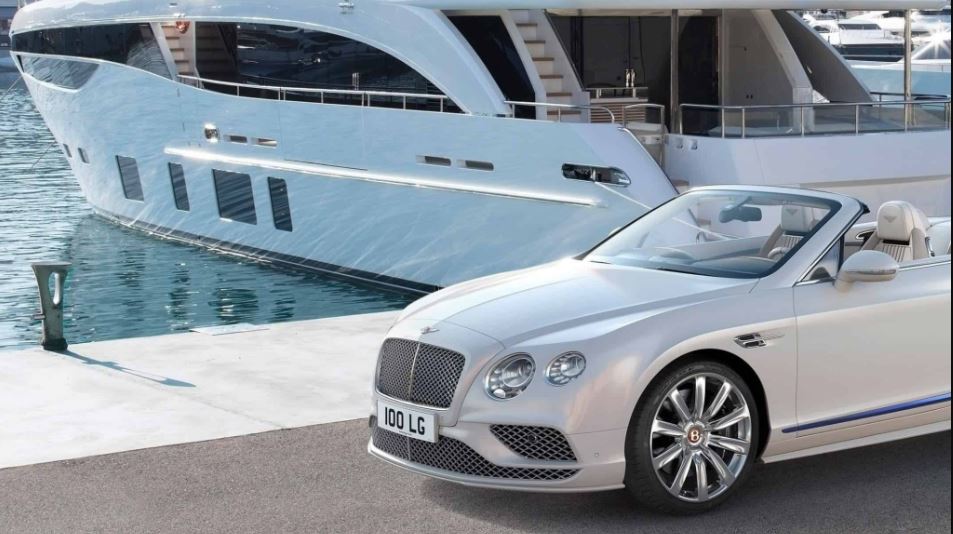 Фото: Яхта и Bentley
