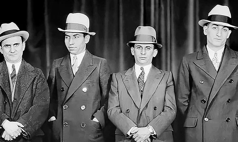 На Фото Меере Лански. Третий слева. 1920-е годы